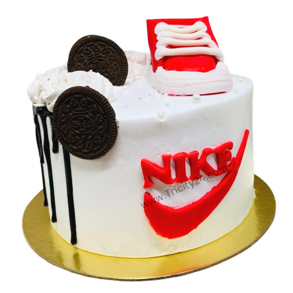 (M685) Customized  Cake (1Kg )