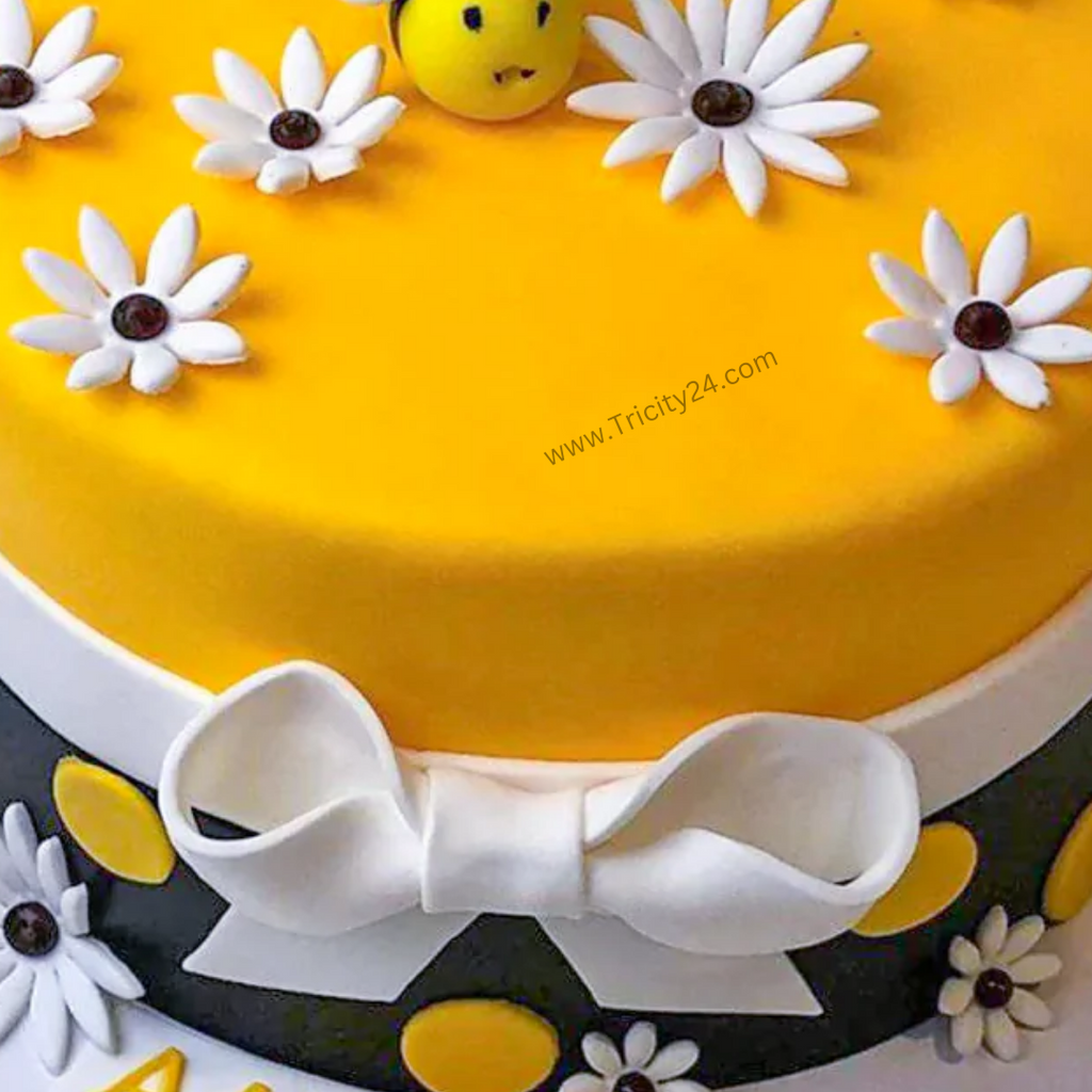 Honey Cake with Edible Bees on Top, the Top of the Cake is Decorated in a  Cage of Chocolate Lines. Concept for Birthday, Meeting Stock Image - Image  of frosted, fancy: 211770257,